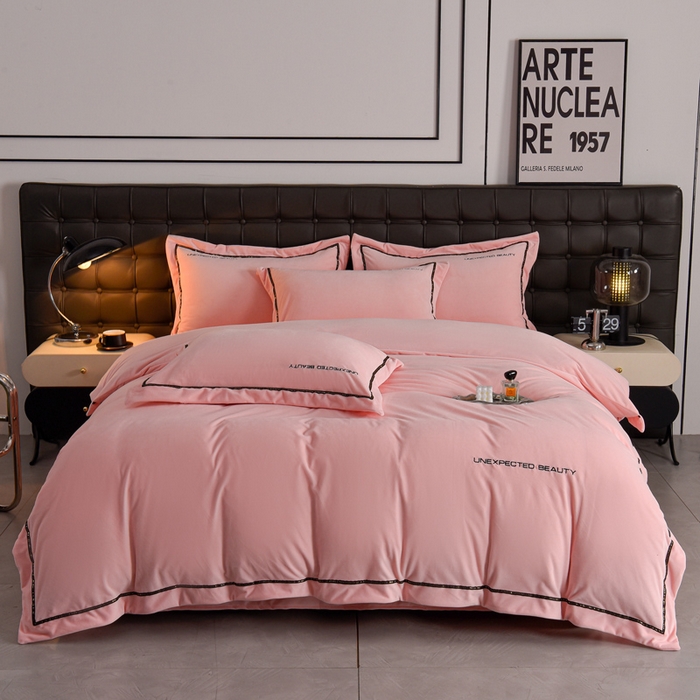 91家纺网 家纺一手货源 找家纺 米奈家居 2025新款宝宝绒压线织带四件套-法拉 法拉-少女粉