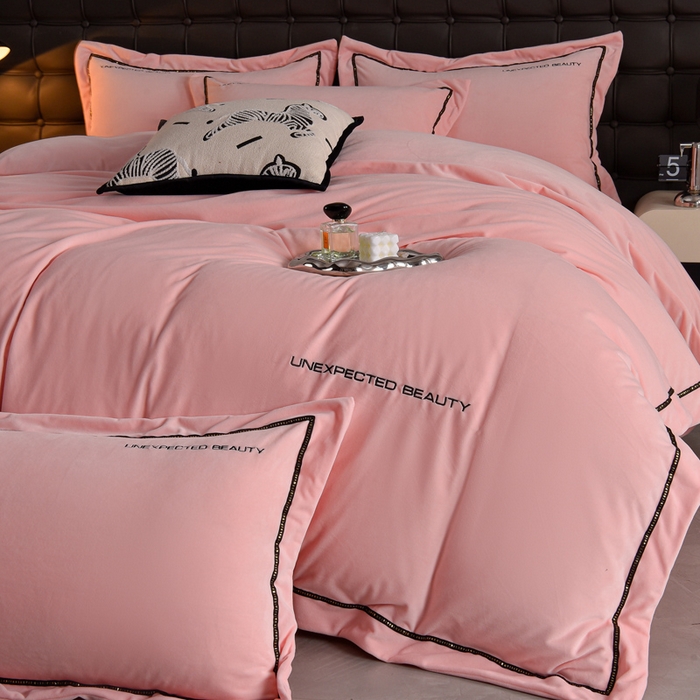 91家纺网 家纺一手货源 找家纺 米奈家居 2025新款宝宝绒压线织带四件套-法拉 法拉-少女粉