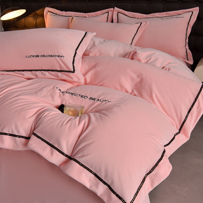 91家纺网 家纺一手货源 找家纺 米奈家居 2025新款宝宝绒压线织带四件套-法拉 法拉-少女粉