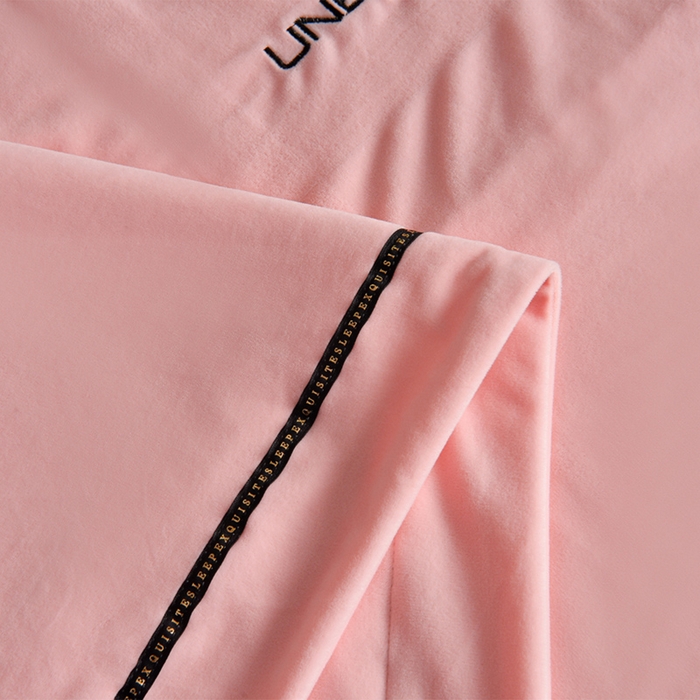 91家纺网 家纺一手货源 找家纺 米奈家居 2025新款宝宝绒压线织带四件套-法拉 法拉-少女粉