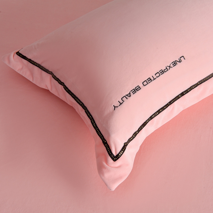 91家纺网 家纺一手货源 找家纺 米奈家居 2025新款宝宝绒压线织带四件套-法拉 法拉-少女粉