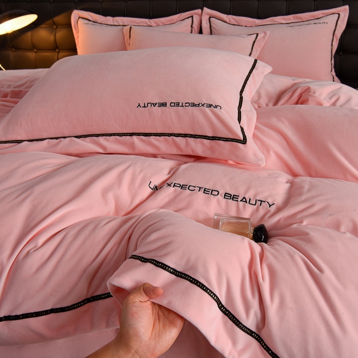 91家纺网 家纺一手货源 找家纺 米奈家居 2025新款宝宝绒压线织带四件套-法拉 法拉-少女粉