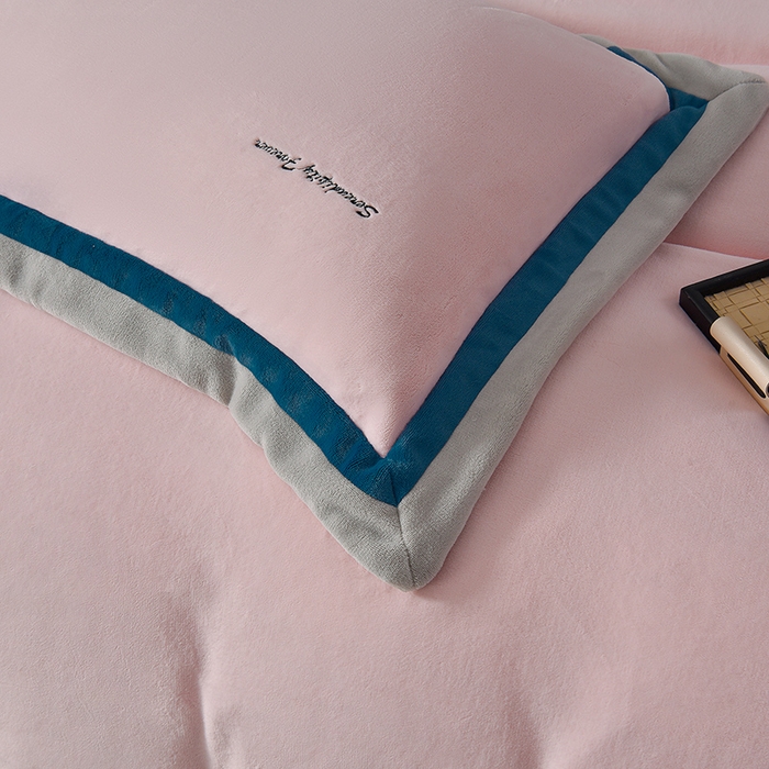 91家纺网 家纺一手货源 找家纺 米奈家居 2025新款宝宝绒撞色拼角四件套-罗兰 元气粉