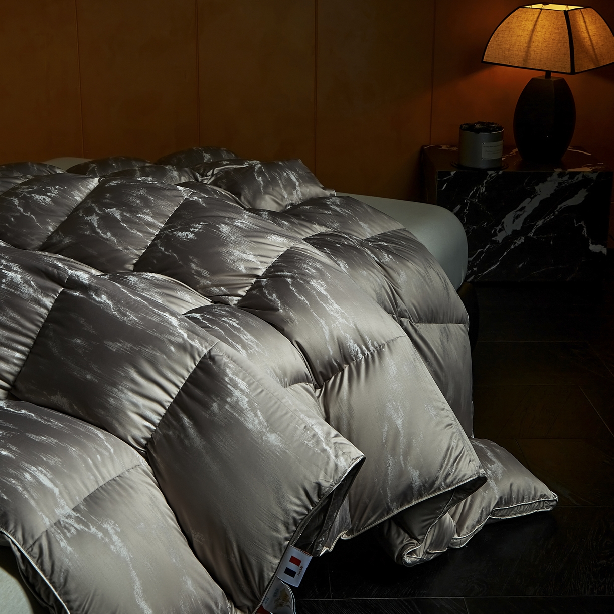 91家纺网 家纺一手货源 找家纺 暖羽屋羽绒馆 2025新款峰峦莫代尔鹅绒丝被芯 羽绒被子 双人羽毛被子 两米加厚冬被 春秋被 峰峦 苍雅灰