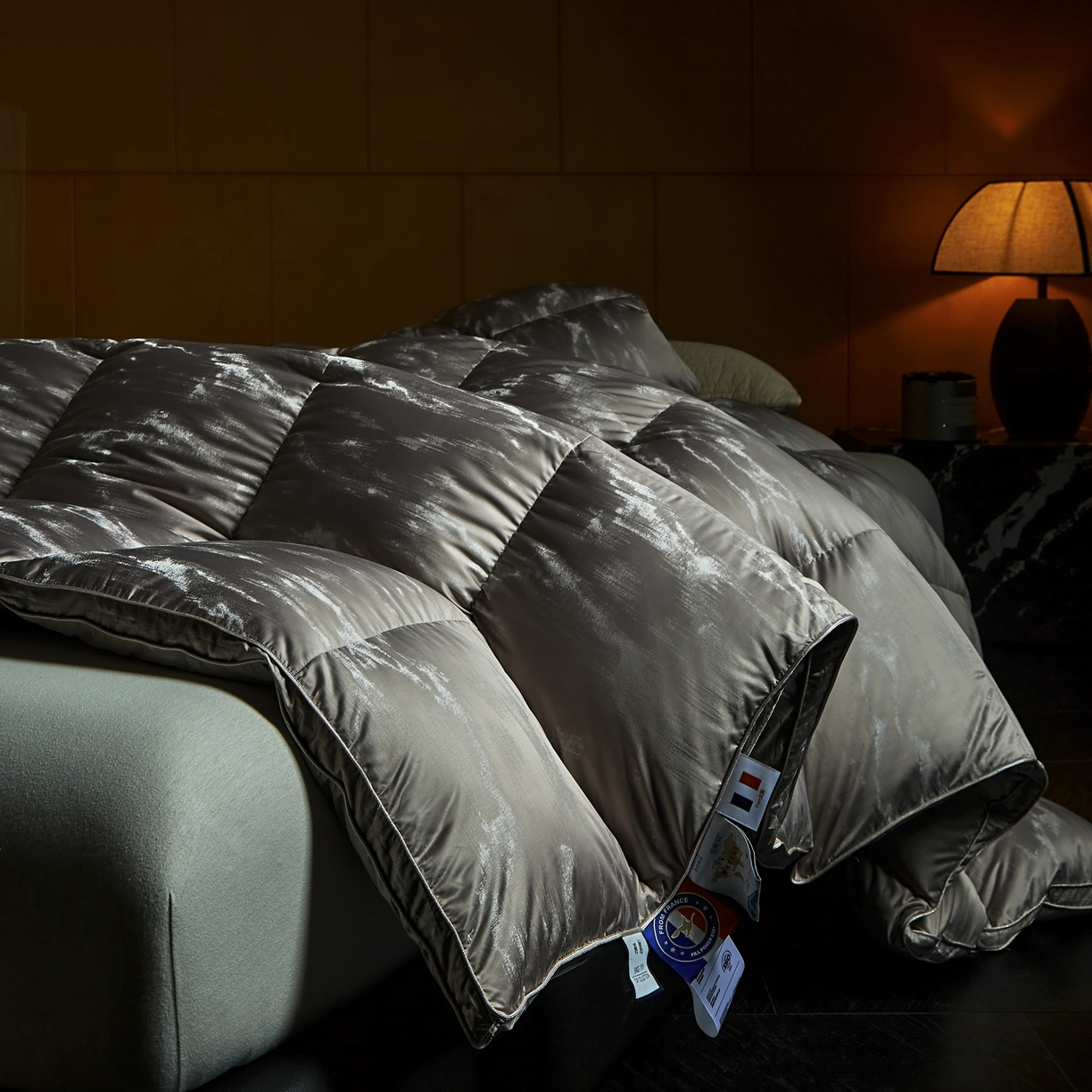 91家纺网 家纺一手货源 找家纺 暖羽屋羽绒馆 2025新款峰峦莫代尔鹅绒丝被芯 羽绒被子 双人羽毛被子 两米加厚冬被 春秋被 峰峦 苍雅灰