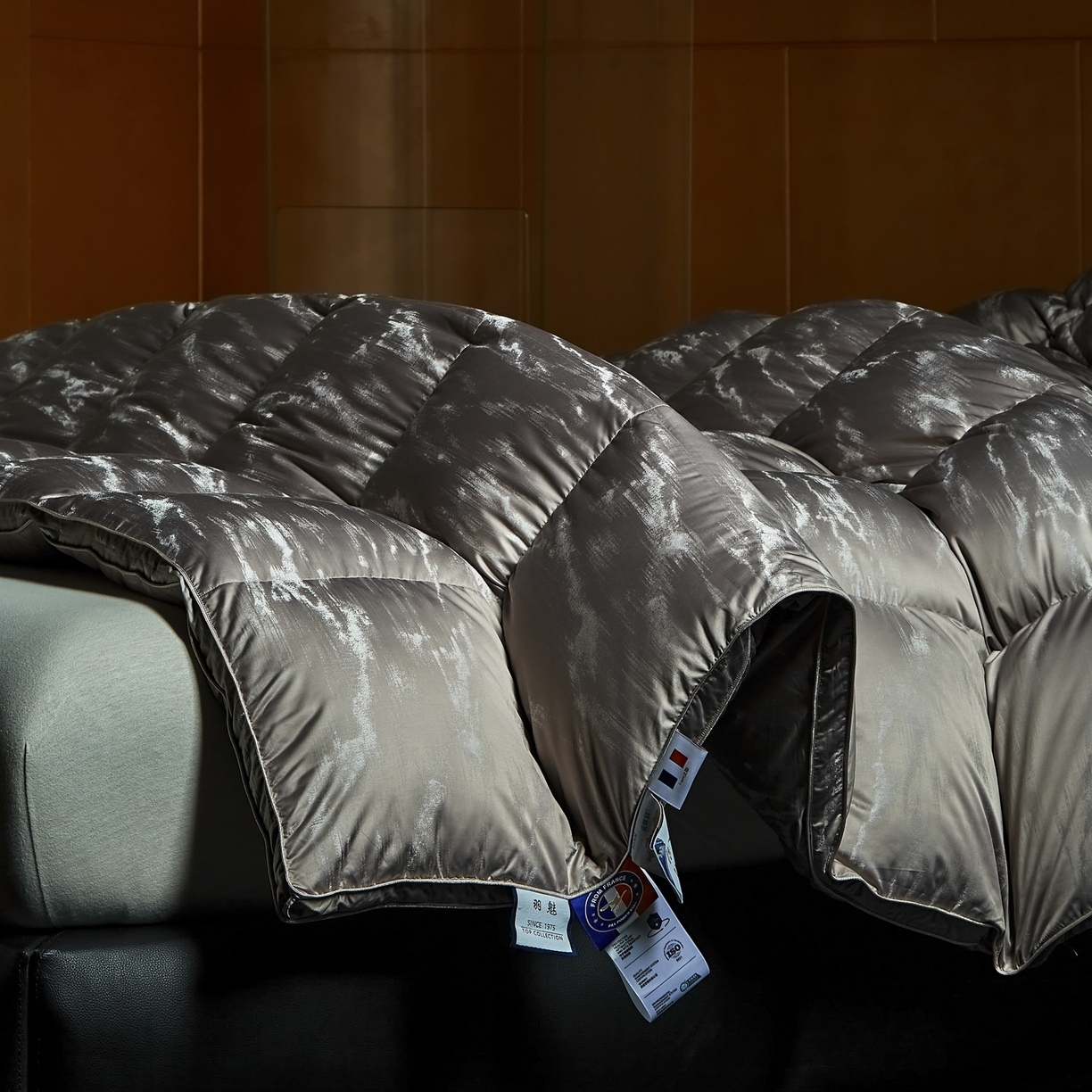 91家纺网 家纺一手货源 找家纺 暖羽屋羽绒馆 2025新款峰峦莫代尔鹅绒丝被芯 羽绒被子 双人羽毛被子 两米加厚冬被 春秋被 峰峦 苍雅灰
