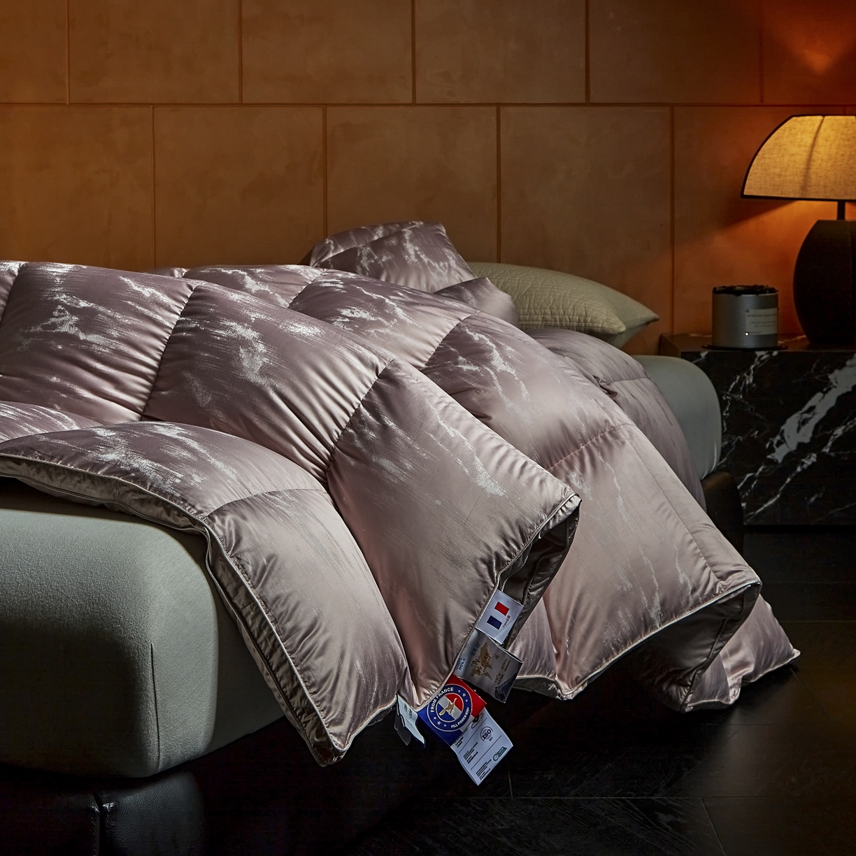 91家纺网 家纺一手货源 找家纺 暖羽屋羽绒馆 2025新款峰峦莫代尔鹅绒丝被芯 羽绒被子 双人羽毛被子 两米加厚冬被 春秋被 峰峦 祥云紫