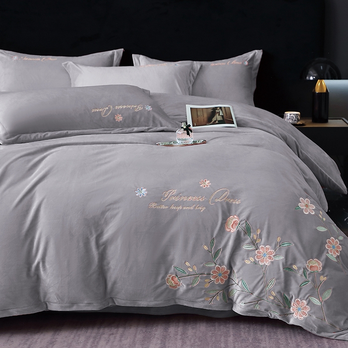 91家纺网 家纺一手货源 找家纺 晶缦家纺 2025新款高克重全消光蚕丝绒刺绣花四件套 繁花-时尚灰