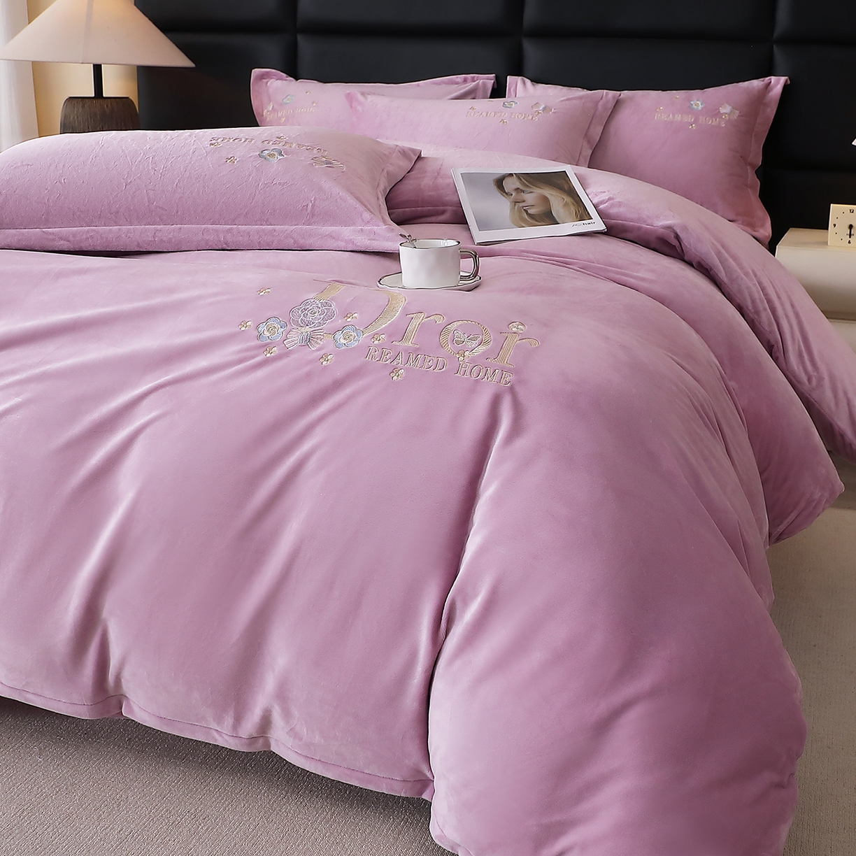 91家纺网 家纺一手货源 找家纺 晶缦家纺 2025新款高克重全消光蚕丝绒刺绣花四件套 初羡-薰衣紫