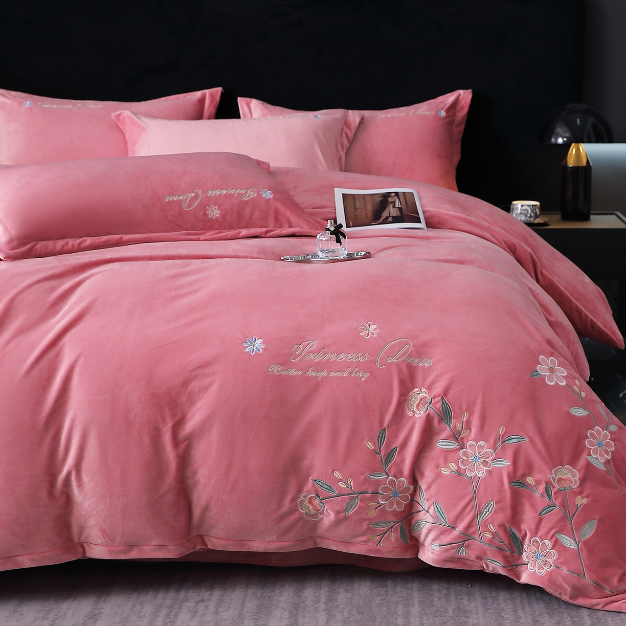 91家纺网 家纺一手货源 找家纺 晶缦家纺 2025新款高克重全消光蚕丝绒刺绣花四件套 繁花-豆沙