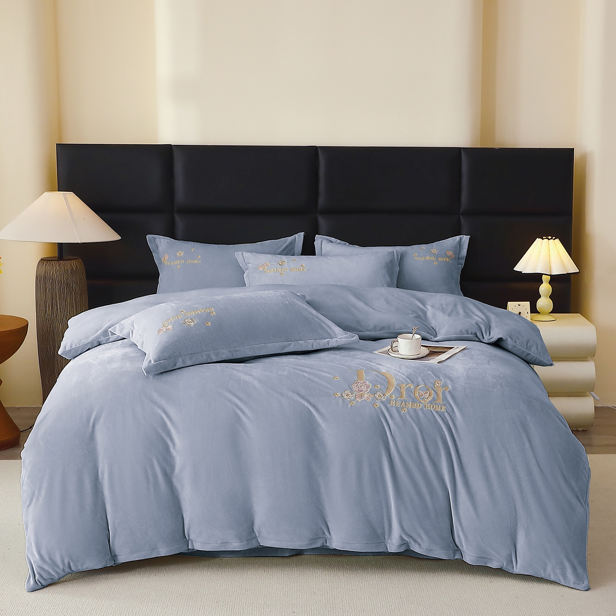 91家纺网 家纺一手货源 找家纺 晶缦家纺 2025新款高克重全消光蚕丝绒刺绣花四件套 初羡-蓝灰