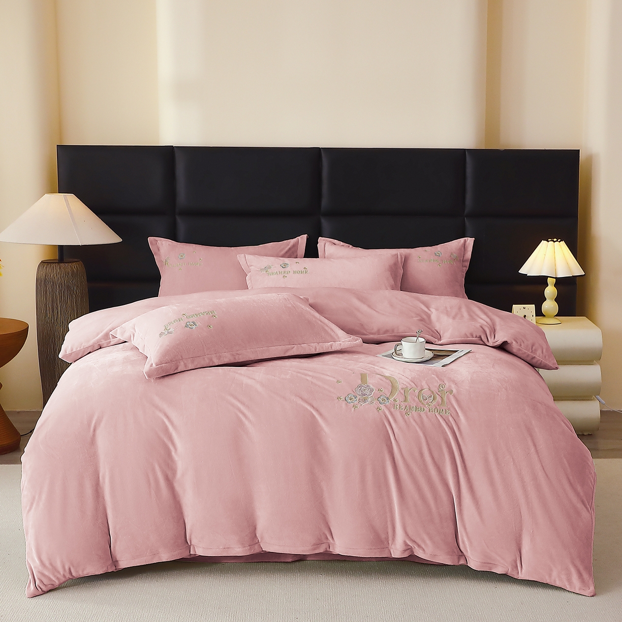 91家纺网 家纺一手货源 找家纺 晶缦家纺 2025新款高克重全消光蚕丝绒刺绣花四件套 初羡-奶茶色