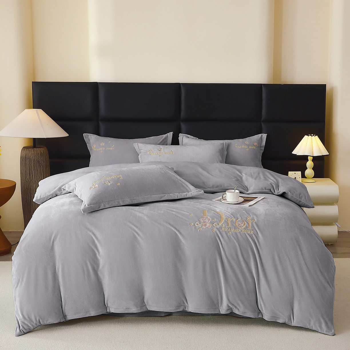 91家纺网 家纺一手货源 找家纺 晶缦家纺 2025新款高克重全消光蚕丝绒刺绣花四件套 初羡-时尚灰