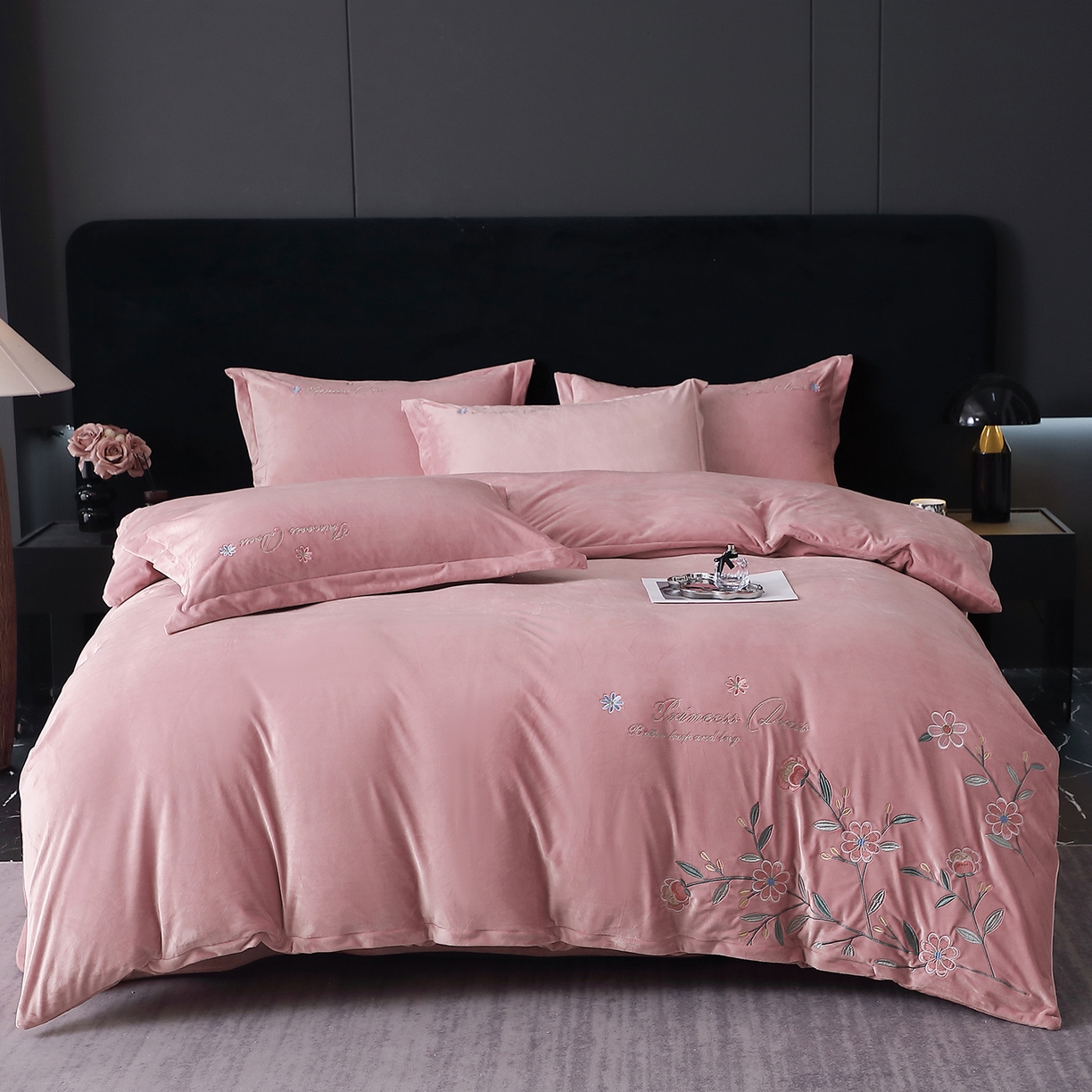 91家纺网 家纺一手货源 找家纺 晶缦家纺 2025新款高克重全消光蚕丝绒刺绣花四件套 繁花-奶茶色