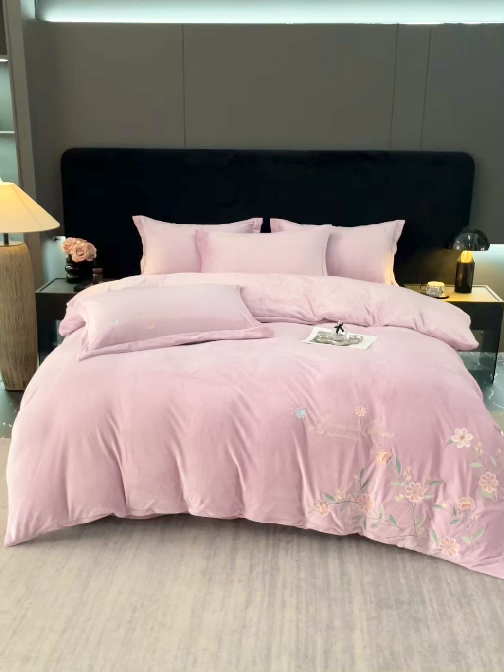 91家纺网 家纺一手货源 找家纺 晶缦家纺 2025新款高克重全消光蚕丝绒刺绣花四件套 繁花-奶茶色