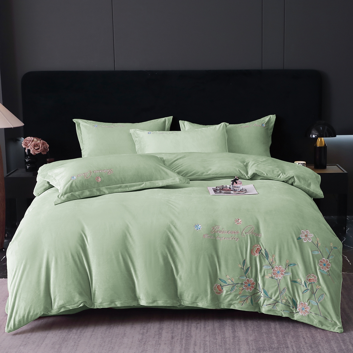 91家纺网 家纺一手货源 找家纺 晶缦家纺 2025新款高克重全消光蚕丝绒刺绣花四件套 繁花-清新绿