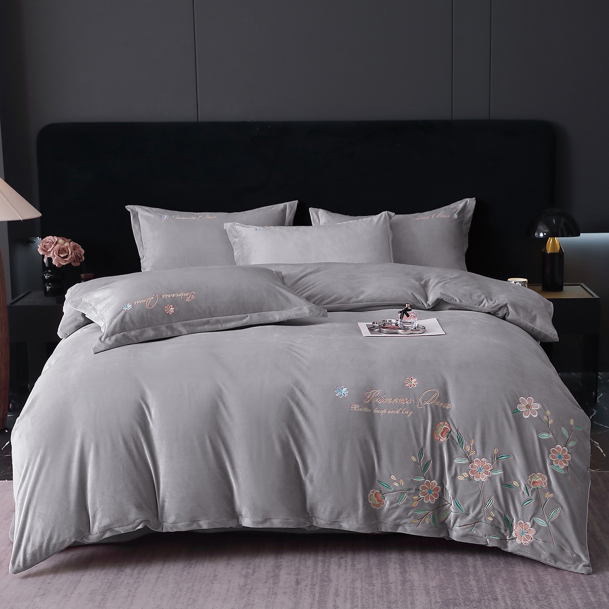 91家纺网 家纺一手货源 找家纺 晶缦家纺 2025新款高克重全消光蚕丝绒刺绣花四件套 繁花-时尚灰