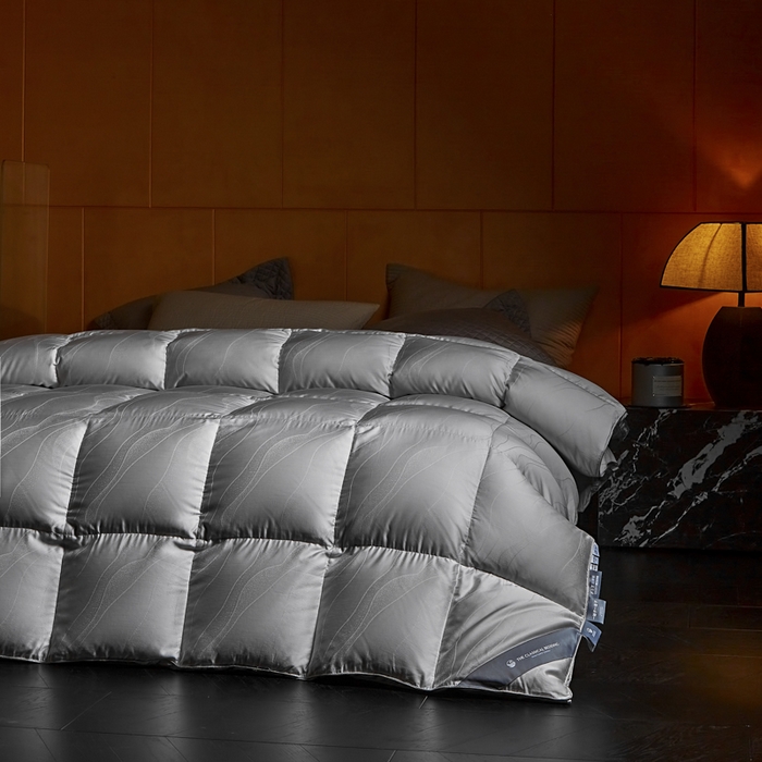 91家纺网 家纺一手货源 找家纺 暖羽屋羽绒馆 2025新款莱赛尔梦幻 鹅绒丝被子 羽毛被芯2米婚庆冬被春秋 双人羽绒被 梦幻鎏金 灰