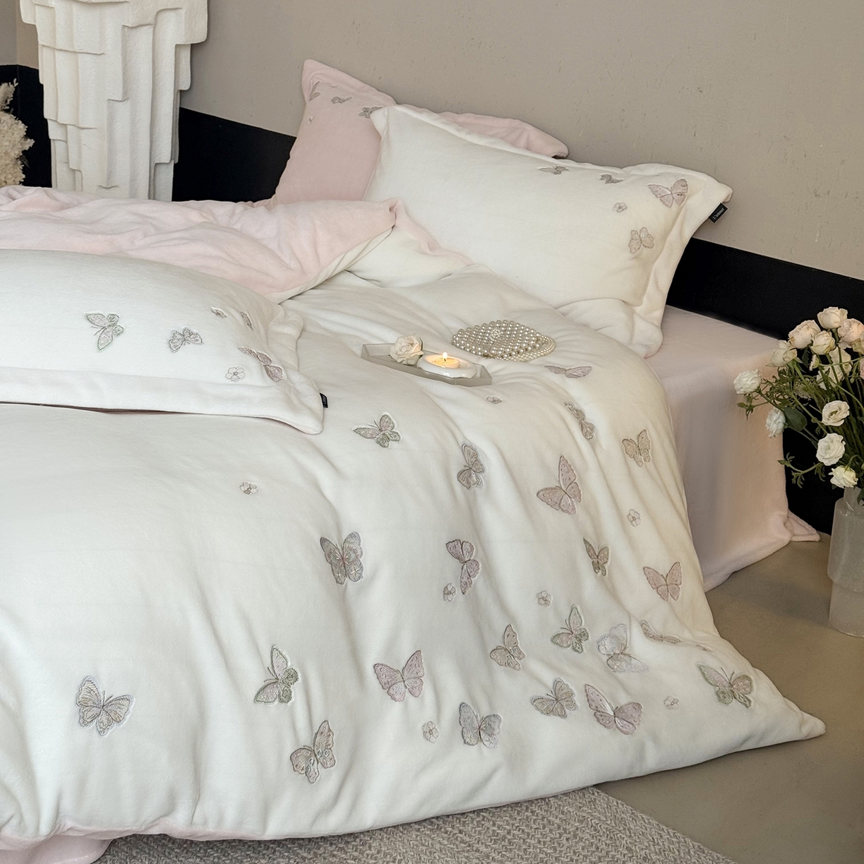 91家纺网 家纺一手货源 找家纺 鹿班家居 2025新款60S莱赛尔刺绣夏被系列-Q软小狗 场景二（标准会员-20） Q软小狗-粉色