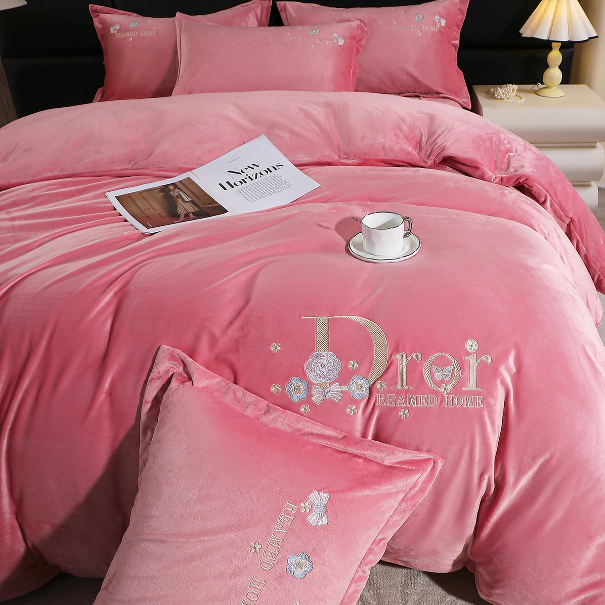 91家纺网 家纺一手货源 找家纺 晶缦家纺 2025新款高克重全消光蚕丝绒刺绣花四件套 初羡-豆沙