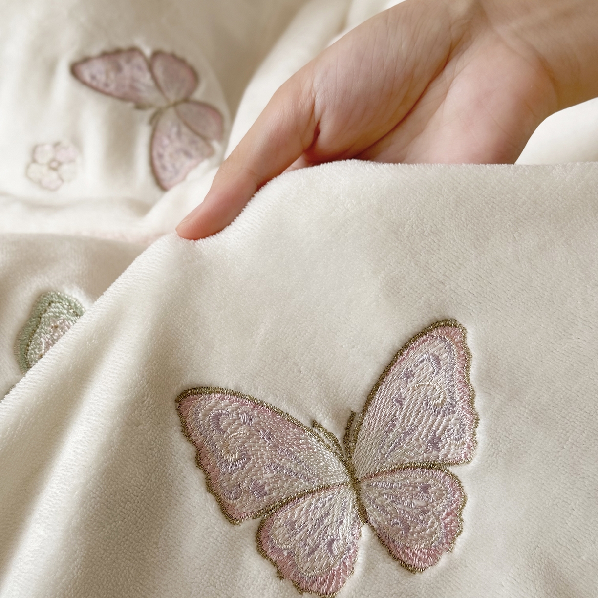 91家纺网 家纺一手货源 找家纺 （总）鹿班家居 2025新款冬季高克重牛奶绒精密刺绣系列四件套-温柔浅梦（标准会员-10元）