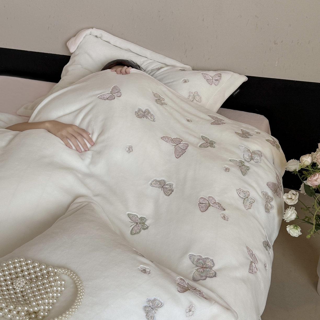 91家纺网 家纺一手货源 找家纺 （总）鹿班家居 2025新款冬季高克重牛奶绒精密刺绣系列四件套-温柔浅梦（标准会员-10元）