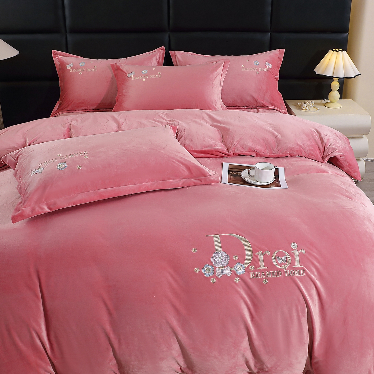 91家纺网 家纺一手货源 找家纺 晶缦家纺 2025新款高克重全消光蚕丝绒刺绣花四件套 初羡-豆沙