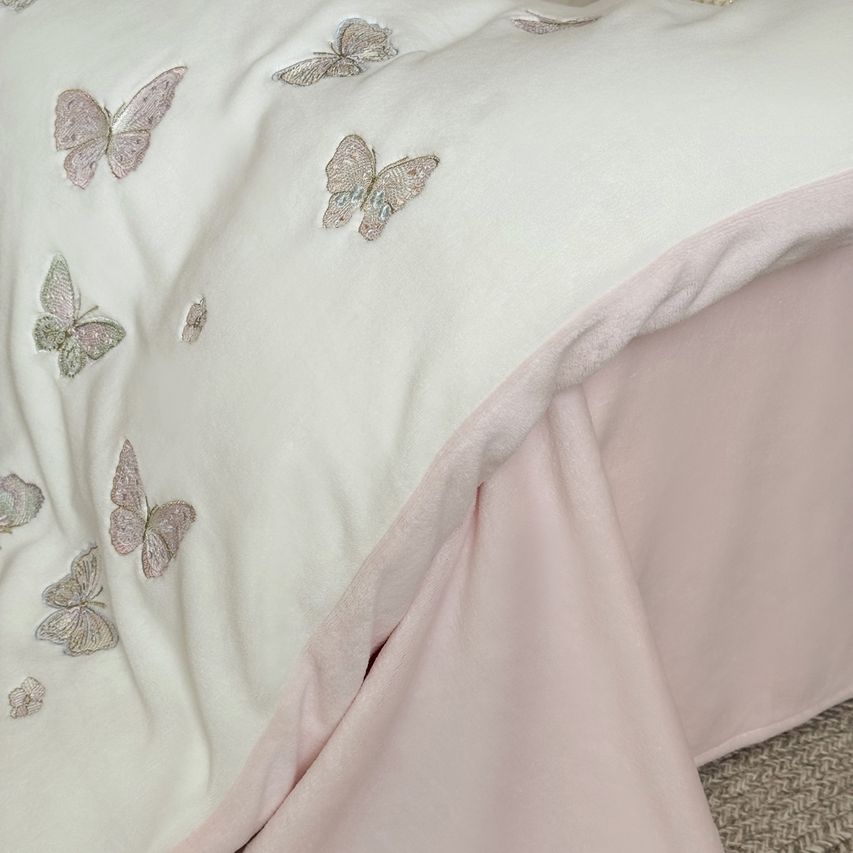 91家纺网 家纺一手货源 找家纺 （总）鹿班家居 2025新款冬季高克重牛奶绒精密刺绣系列四件套-温柔浅梦（标准会员-10元）