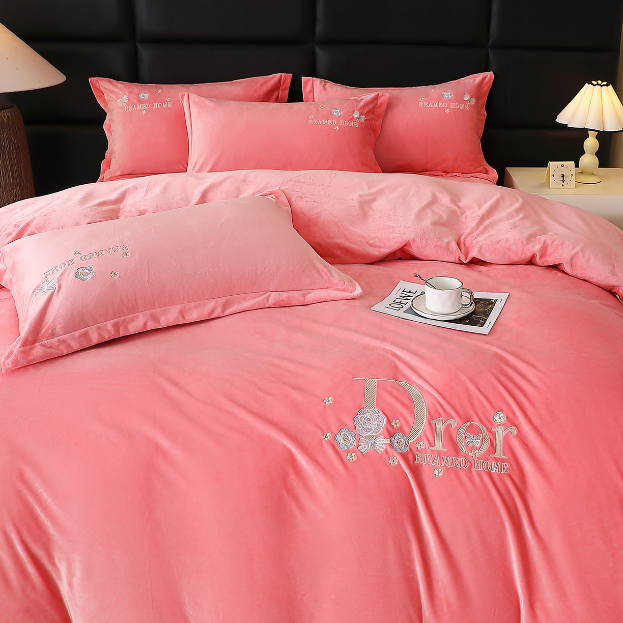 91家纺网 家纺一手货源 找家纺 晶缦家纺 2025新款高克重全消光蚕丝绒刺绣花四件套 初羡-粉玉