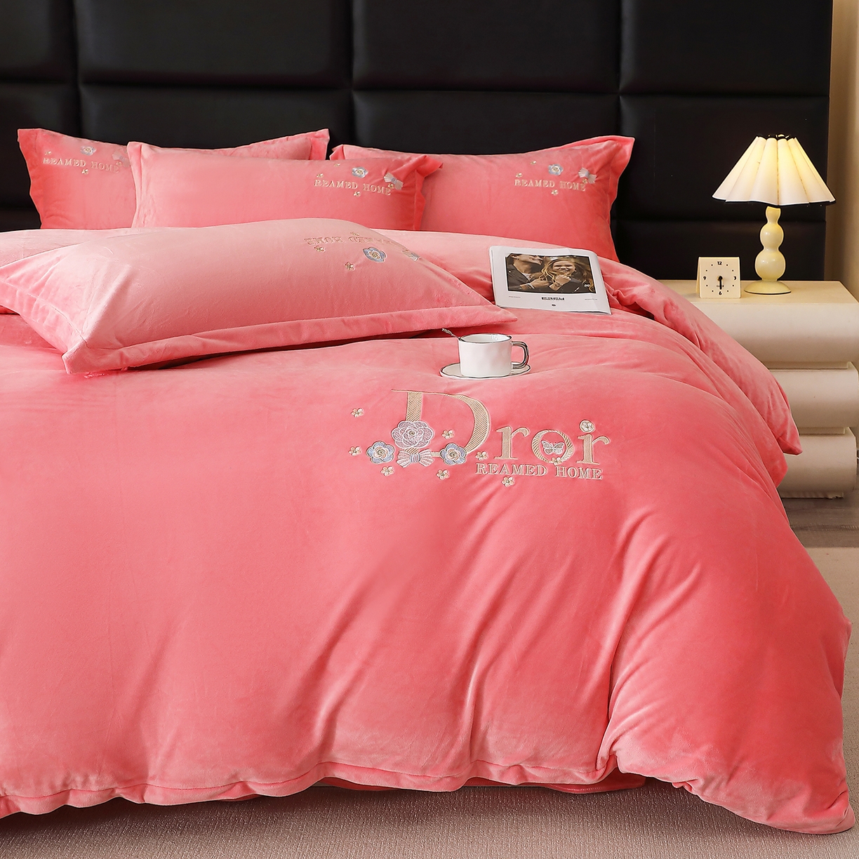 91家纺网 家纺一手货源 找家纺 晶缦家纺 2025新款高克重全消光蚕丝绒刺绣花四件套 初羡-粉玉