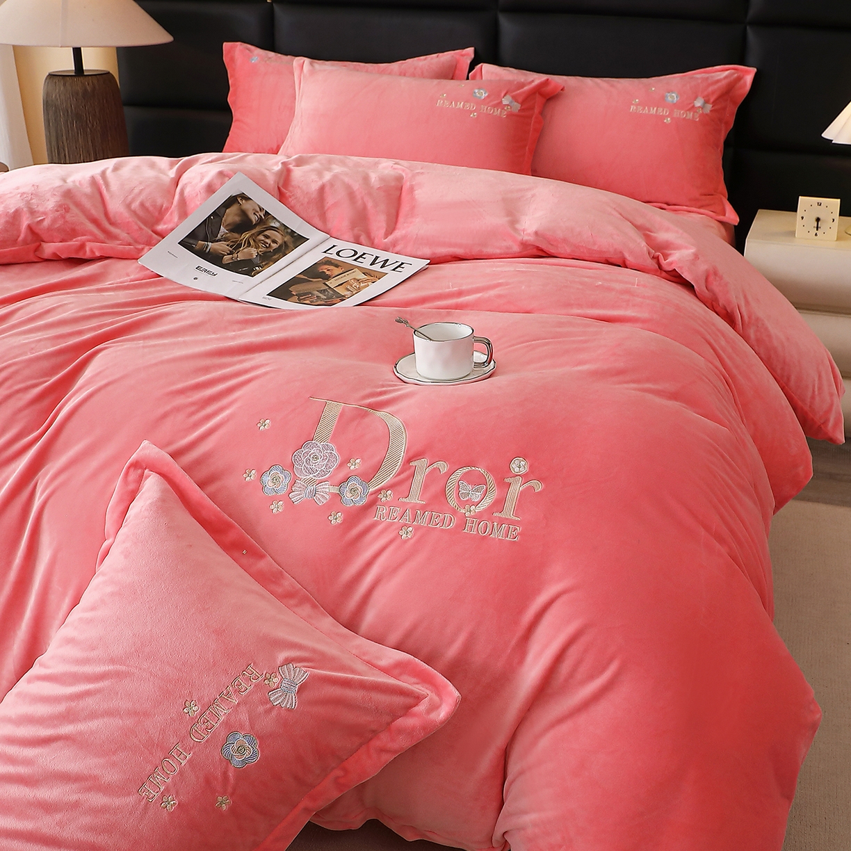 91家纺网 家纺一手货源 找家纺 晶缦家纺 2025新款高克重全消光蚕丝绒刺绣花四件套 初羡-粉玉