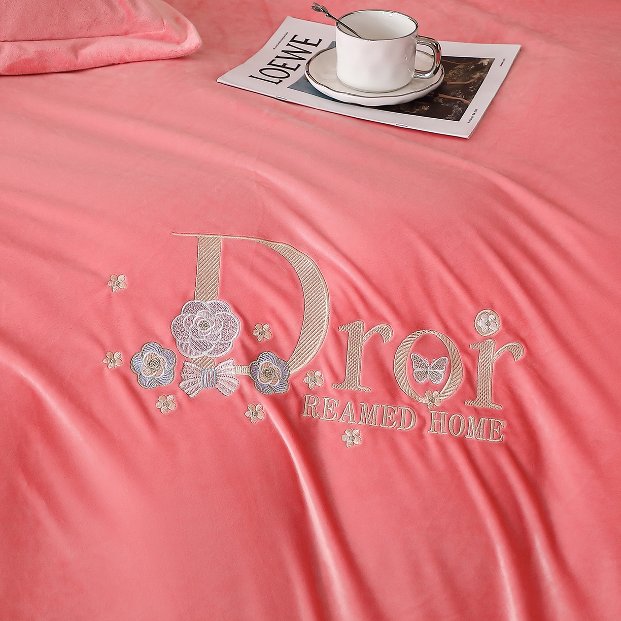 91家纺网 家纺一手货源 找家纺 晶缦家纺 2025新款高克重全消光蚕丝绒刺绣花四件套 初羡-粉玉