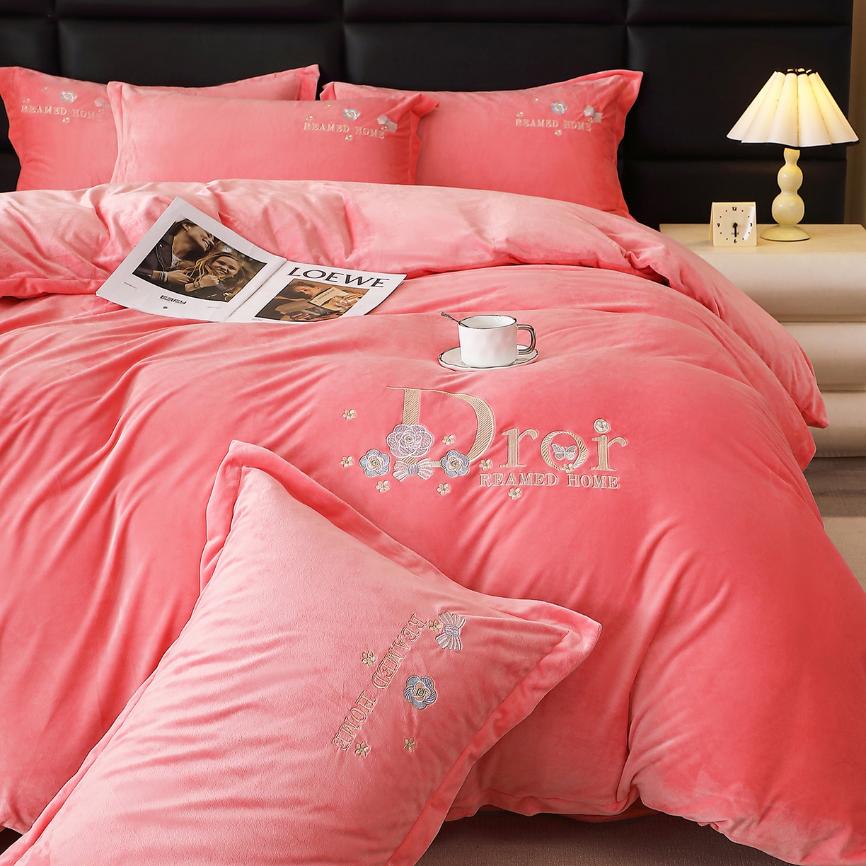 91家纺网 家纺一手货源 找家纺 晶缦家纺 2025新款高克重全消光蚕丝绒刺绣花四件套 初羡-粉玉