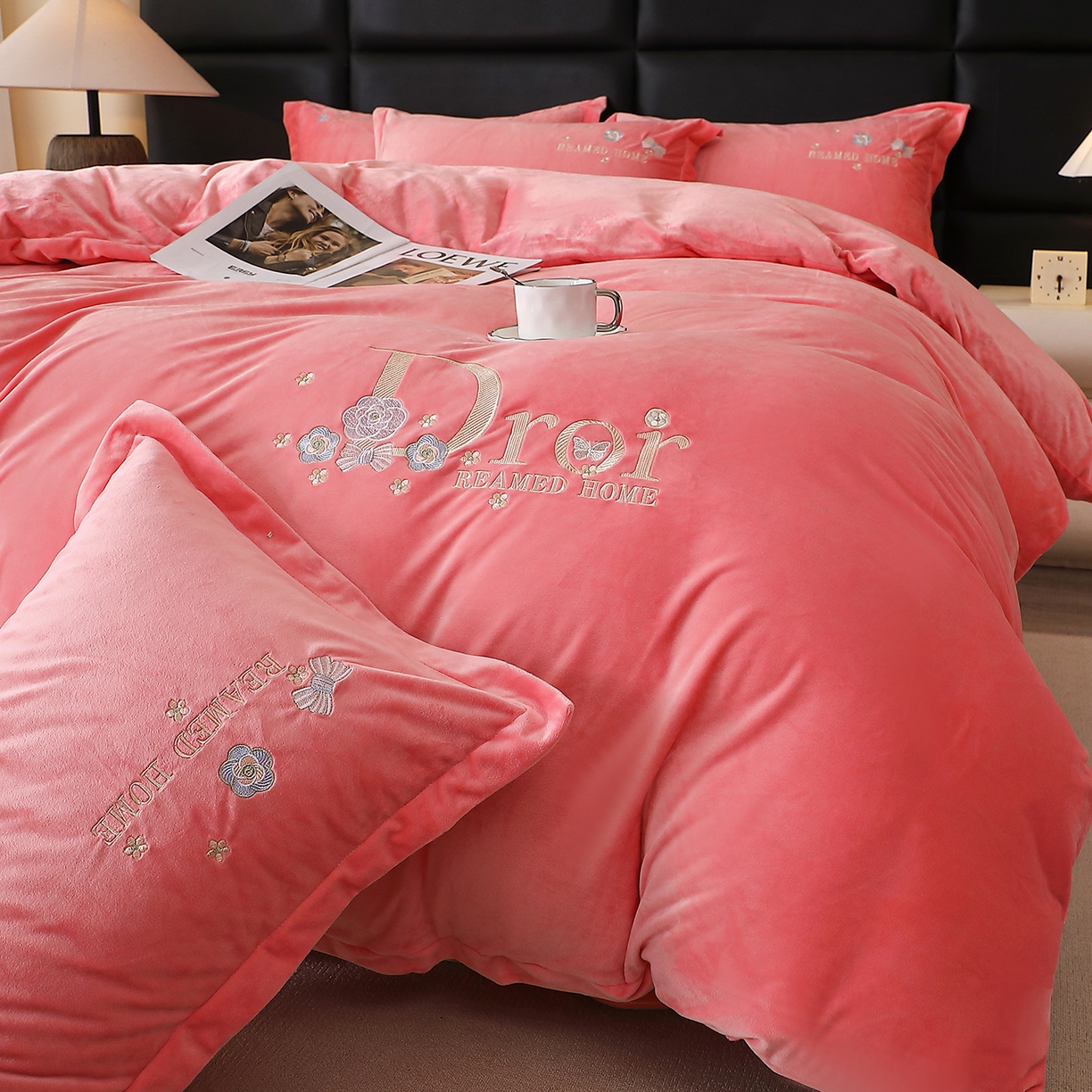 91家纺网 家纺一手货源 找家纺 晶缦家纺 2025新款高克重全消光蚕丝绒刺绣花四件套 初羡-粉玉