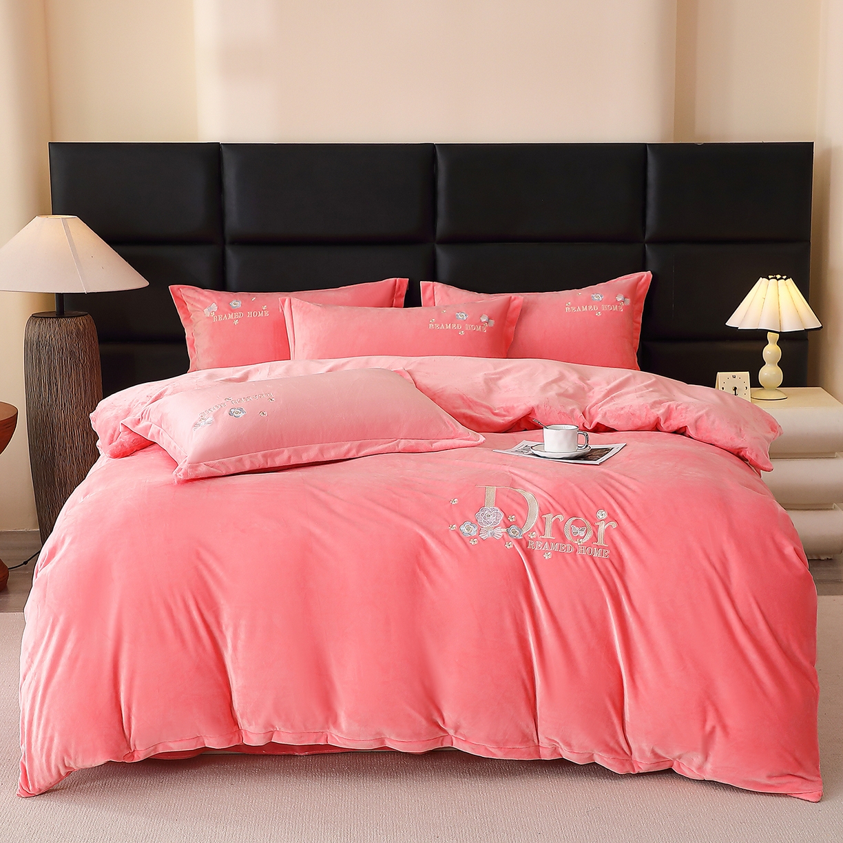 91家纺网 家纺一手货源 找家纺 晶缦家纺 2025新款高克重全消光蚕丝绒刺绣花四件套 初羡-粉玉