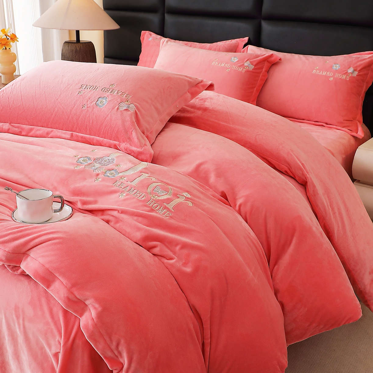 91家纺网 家纺一手货源 找家纺 晶缦家纺 2025新款高克重全消光蚕丝绒刺绣花四件套 初羡-粉玉