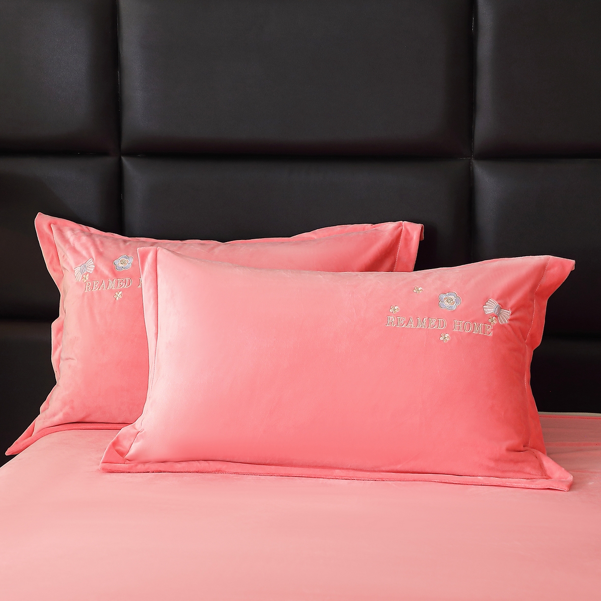 91家纺网 家纺一手货源 找家纺 晶缦家纺 2025新款高克重全消光蚕丝绒刺绣花四件套 初羡-粉玉