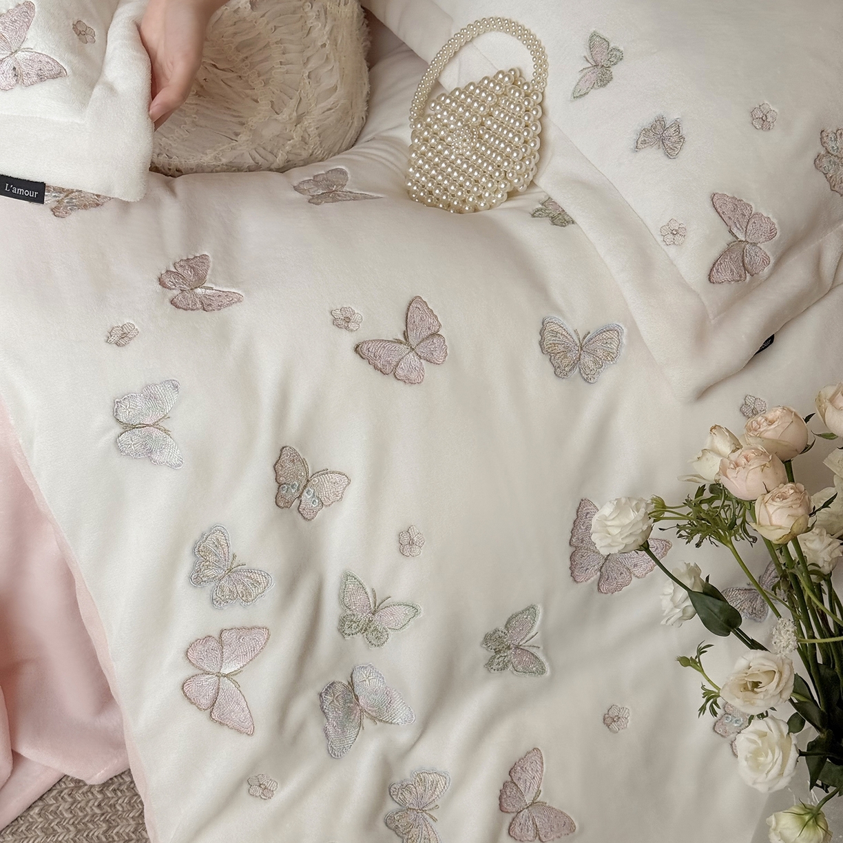 91家纺网 家纺一手货源 找家纺 鹿班家居 2025新款冬季高克重牛奶绒精密刺绣系列四件套-温柔浅梦（标准会员-10元） 温柔浅梦-白色