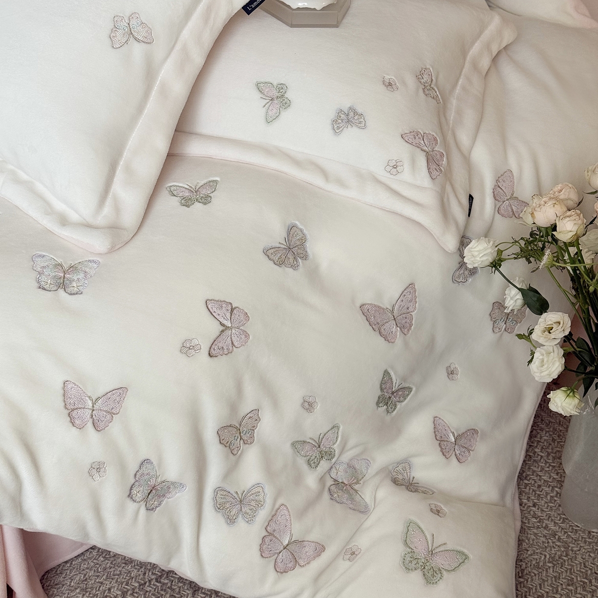 91家纺网 家纺一手货源 找家纺 鹿班家居 2025新款冬季高克重牛奶绒精密刺绣系列四件套-温柔浅梦（标准会员-10元） 温柔浅梦-白色