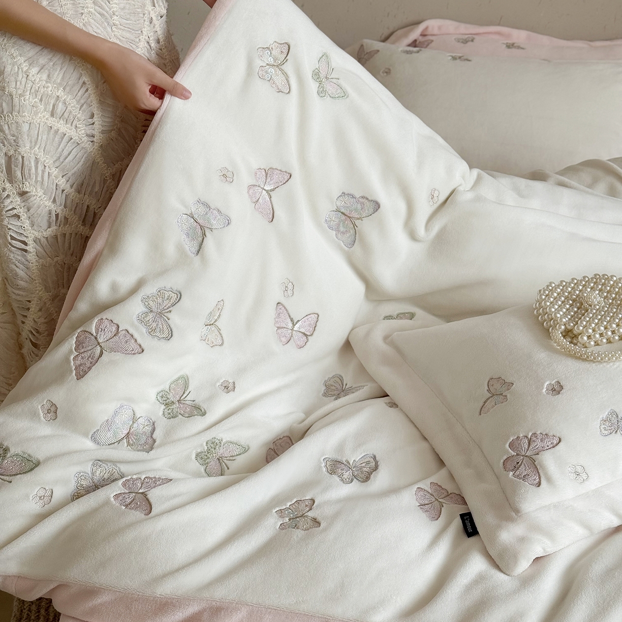 91家纺网 家纺一手货源 找家纺 鹿班家居 2025新款冬季高克重牛奶绒精密刺绣系列四件套-温柔浅梦（标准会员-10元） 温柔浅梦-白色