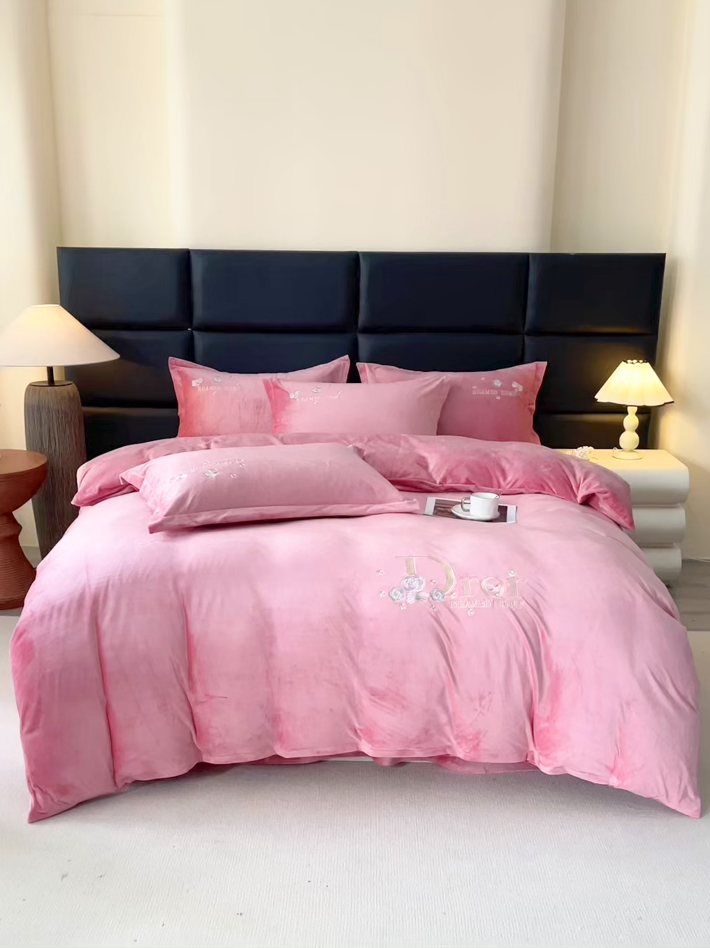 91家纺网 家纺一手货源 找家纺 晶缦家纺 2025新款高克重全消光蚕丝绒刺绣花四件套 初羡-粉玉