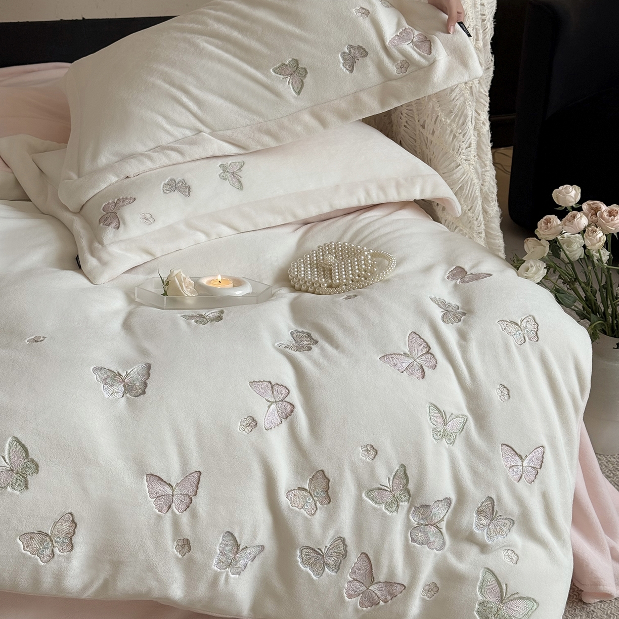 91家纺网 家纺一手货源 找家纺 鹿班家居 2025新款冬季高克重牛奶绒精密刺绣系列四件套-温柔浅梦（标准会员-10元） 温柔浅梦-白色