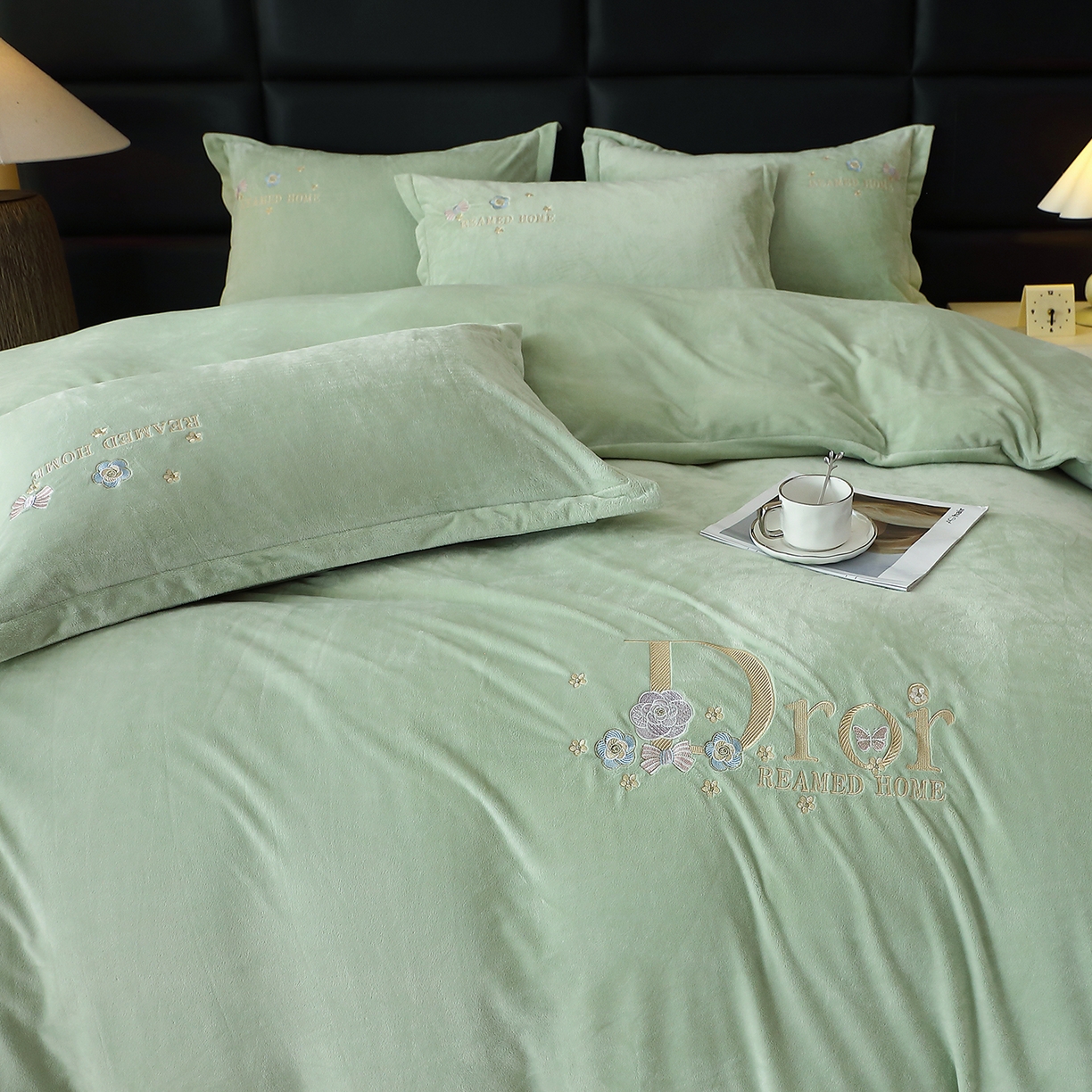 91家纺网 家纺一手货源 找家纺 晶缦家纺 2025新款高克重全消光蚕丝绒刺绣花四件套 初羡-清新绿