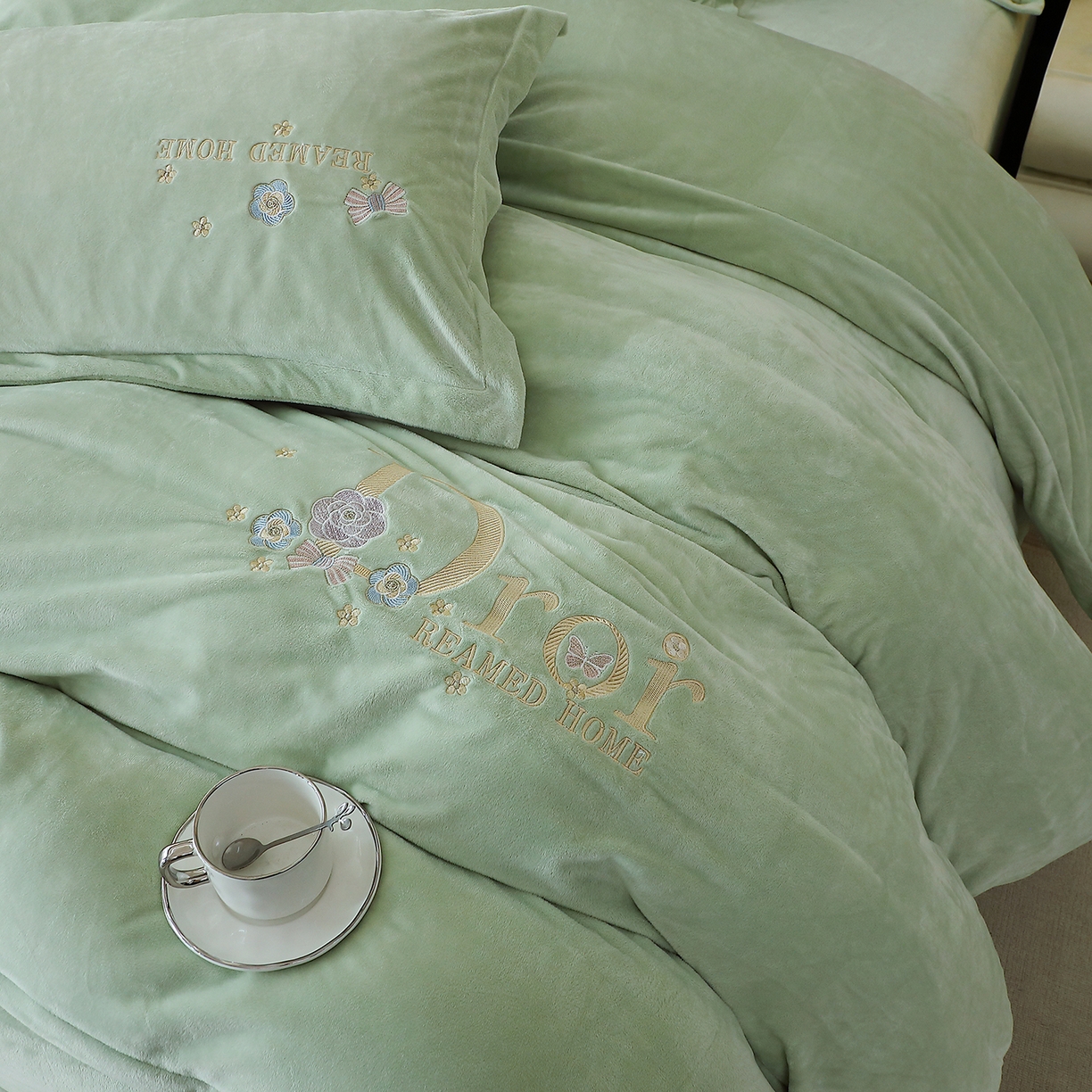 91家纺网 家纺一手货源 找家纺 晶缦家纺 2025新款高克重全消光蚕丝绒刺绣花四件套 初羡-清新绿