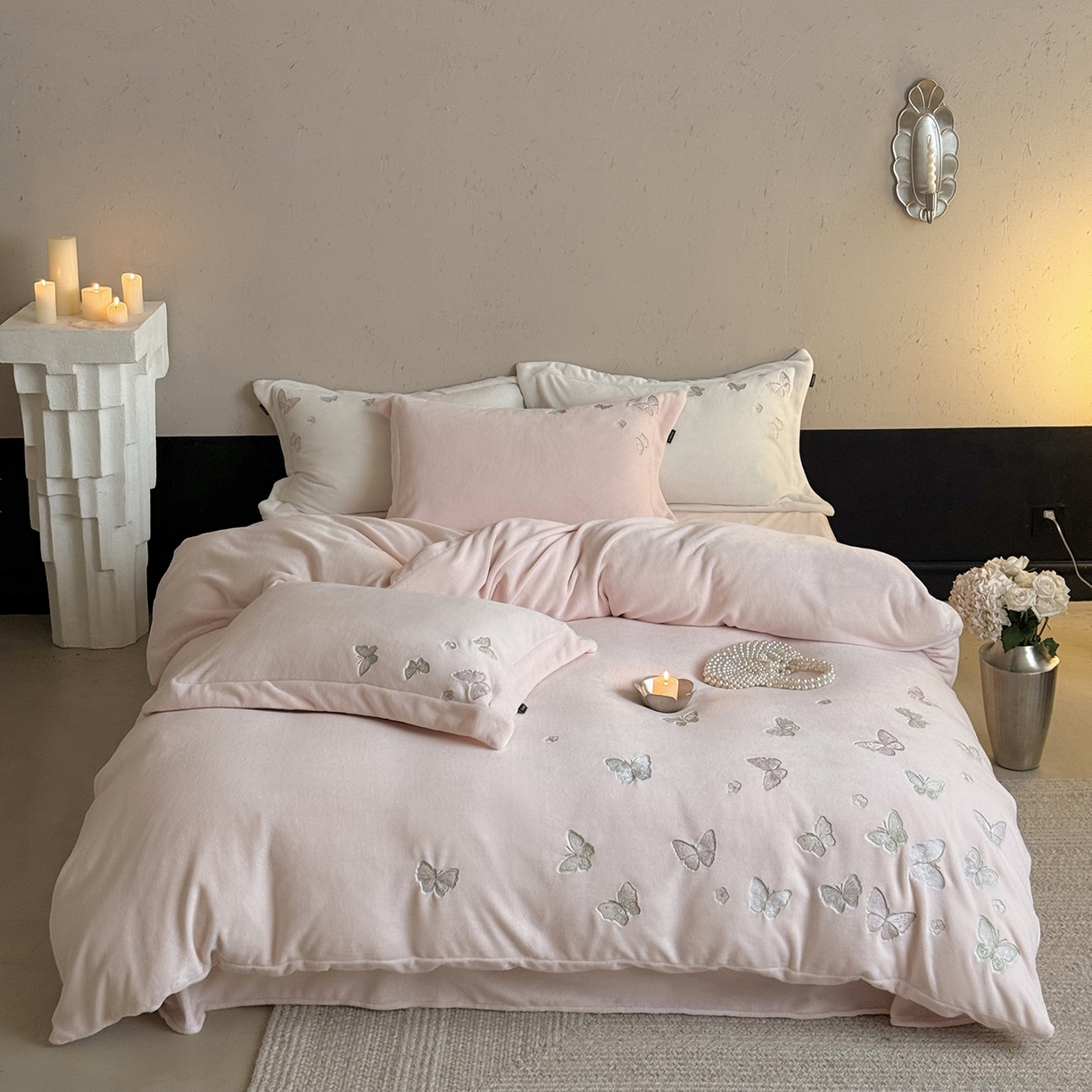 91家纺网 家纺一手货源 找家纺 鹿班家居 2025新款冬季高克重牛奶绒精密刺绣系列四件套-温柔浅梦（标准会员-10元） 温柔浅梦-粉色