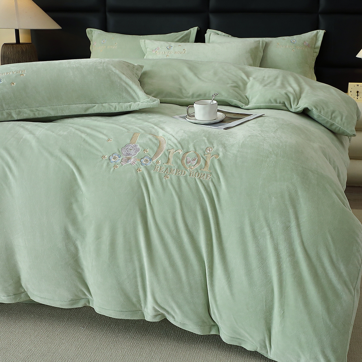 91家纺网 家纺一手货源 找家纺 晶缦家纺 2025新款高克重全消光蚕丝绒刺绣花四件套 初羡-清新绿