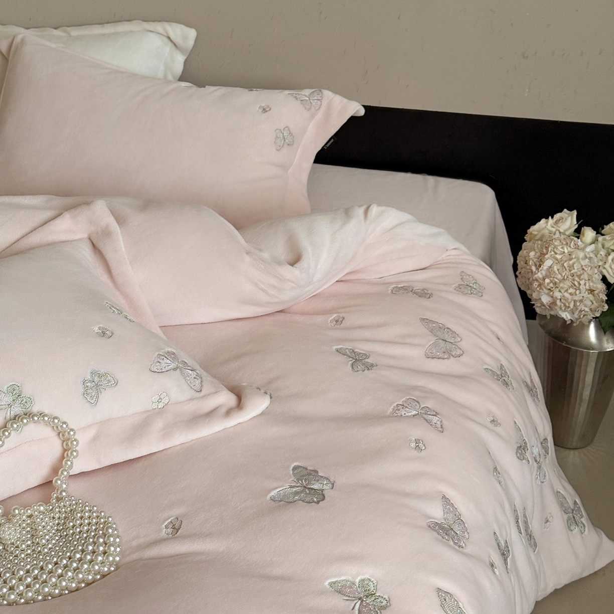 91家纺网 家纺一手货源 找家纺 鹿班家居 2025新款冬季高克重牛奶绒精密刺绣系列四件套-温柔浅梦（标准会员-10元） 温柔浅梦-粉色