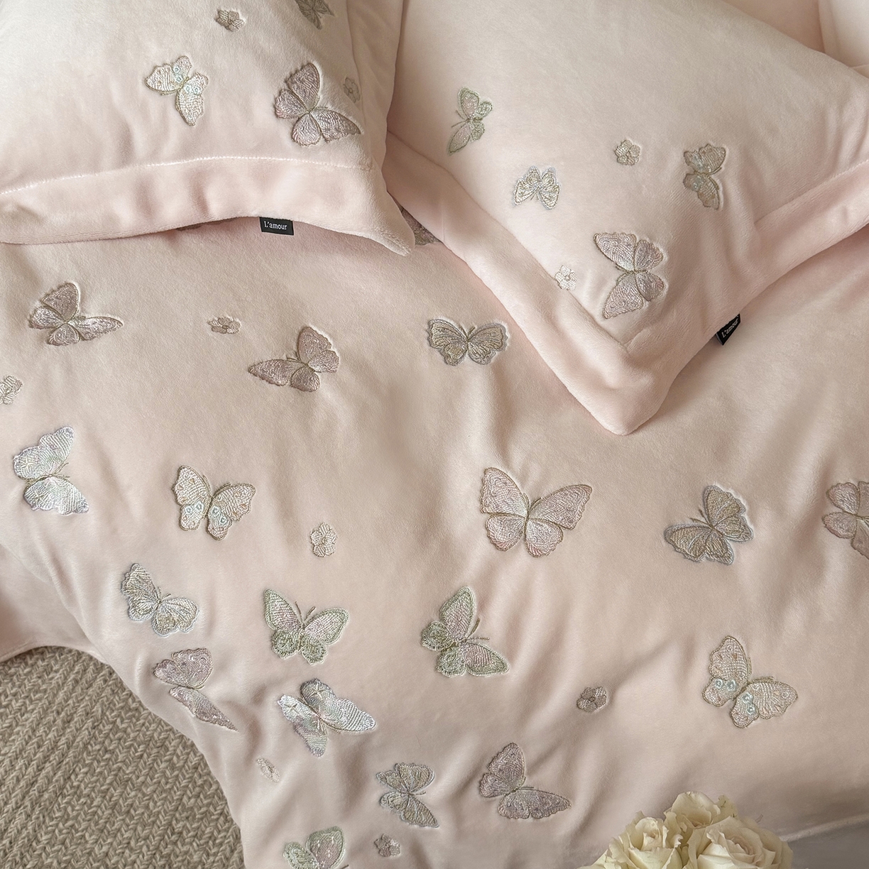 91家纺网 家纺一手货源 找家纺 鹿班家居 2025新款冬季高克重牛奶绒精密刺绣系列四件套-温柔浅梦（标准会员-10元） 温柔浅梦-粉色