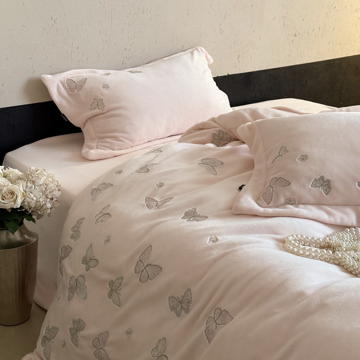 91家纺网 家纺一手货源 找家纺 鹿班家居 2025新款冬季高克重牛奶绒精密刺绣系列四件套-温柔浅梦（标准会员-10元） 温柔浅梦-粉色