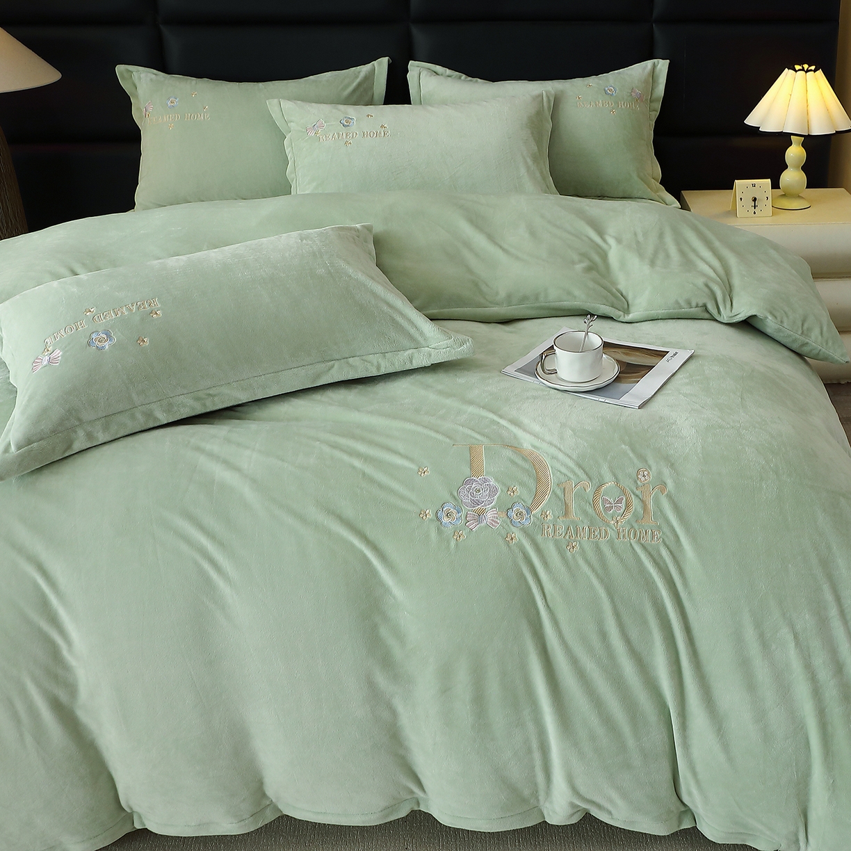 91家纺网 家纺一手货源 找家纺 晶缦家纺 2025新款高克重全消光蚕丝绒刺绣花四件套 初羡-清新绿